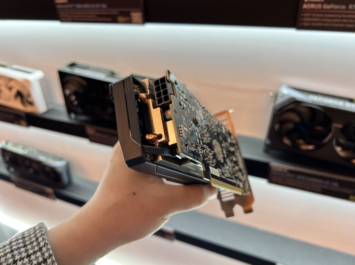 Der Stromanschluss befindet sich auf der Rückseite, um die Bauhöhe nicht zu beeinflussen. (Bild: Martin Böckmann/Golem.de)